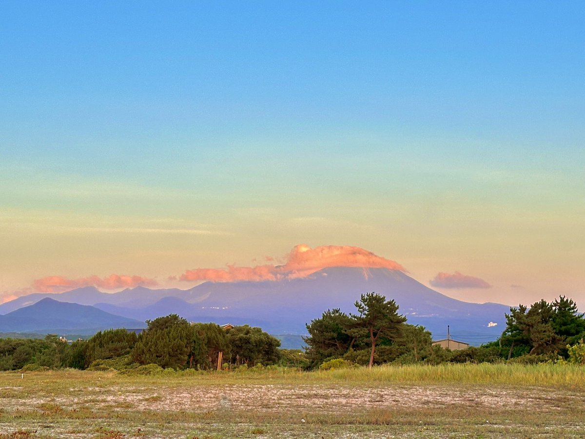 mitusatomiyuki's tweet photo. おつかれさまです^_^
夕暮れ時の大山🗻さん(^｡^)
と夕陽です！

日野川河口日吉津側　2026.7.13 https://t.co/loSOXTm4jK