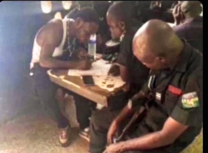 agwuibem7's tweet photo. Police: That your friend wey we catch you with, na which tribe e be?

Me: Na Igbo

Police: Write am they say we catch you with Igbo. https://t.co/aysbOTuk1g