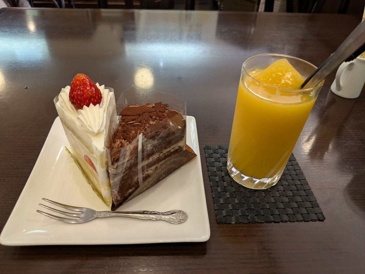 imohide3586's tweet photo. 9日は千楽北口店で昼食を食べた後、グランマ上土本店でスイーツを食べる事に！
今回はイチゴショートにショコラトルテにプレミアムオレンジジュースを注文！
プレミアムオレンジジュースは氷がオレンジジュースを凍らせたものだったので、シャーベットのような感じで楽しめたのがとても良かったです！ https://t.co/xF2JS6THpn