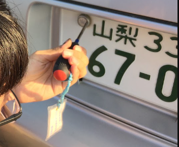 alfaspider1998's tweet photo. 【テスラ遺法封印の件】
国交省自動車情報課に聞いてみたところ、以下の回答がありました。結論から言うと、「再封印」はなさそうです。

★国交省自動車情報課の回答
届出と異なる形で封印されたことをもって直ちに再封印を求める規則はありませんが、車両に本来取り付けるべきナンバープレートと異なるナンバープレートが取り付けられていた場合には、当然、ナンバープレートと封印をつけなおす必要が生じます。
～～～～～～～～～～～～～～～

とのことでした
つまり、テスラ新車が違法な状態で封印された場合でも、封印とナンバープレートが間違っていなければ、そのままでOKということです

遺法な状態での封印とは？

・届出されてない場所や許可を受けてない人による封印⇒行政書士だけが封印できる丁種封印の有明でテスラ社員が封印した

⇒大黒PDIセンターなど登録されてない場所でテスラ社員が封印した（行政書士による出張封印なら合法）

⇒納車時封印されておらず、オーナー自身が封印を取り付けた…　などなど

このように遺法な状態で封印されていたとしても、封印やナンバープレート自体が正しければ、ただちに「再封印」（車両をテスラの封印拠点に戻して再度封印する）は必要ない。

ということになります。

※写真は封印のイメージです。なお、封印は取り外すのもユーザー自身では運輸支局内の封印場付近など許可された場所以外、禁止されています

＃テスラ納車
＃不正な封印
＃国交省自動車情報課
＃有明デリバリーセンター