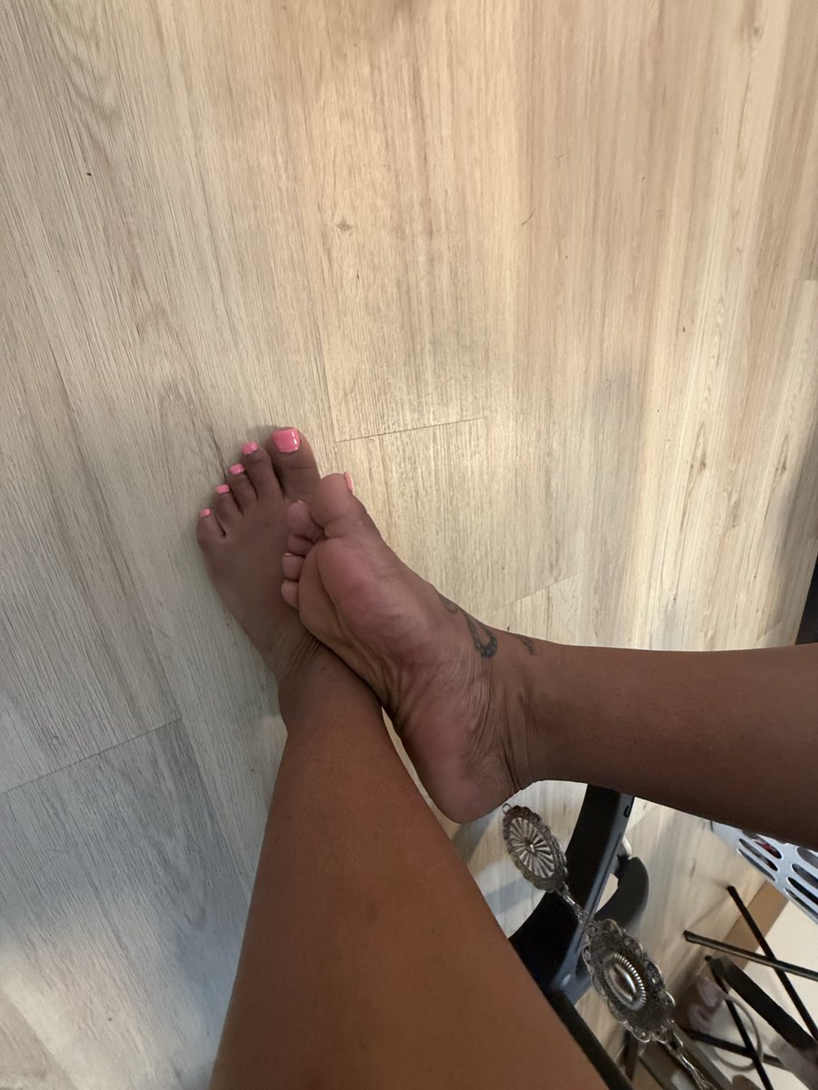 DaisyDaresz's tweet photo. Where are the people who aren’t scammers wanting feet pics 💯 follow or dm me, I’m on only feet DaisyDares https://t.co/AztSGNiNUq