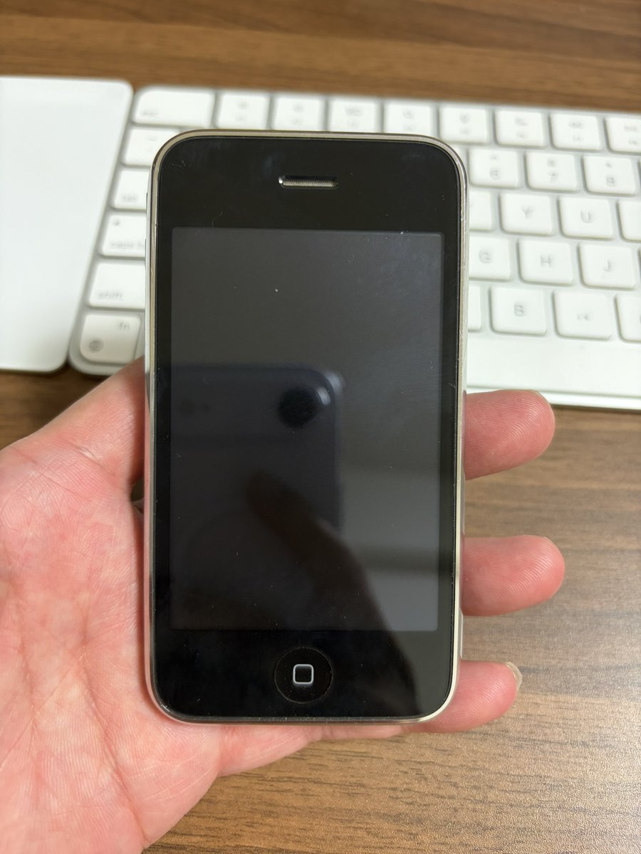 Minoru_Monji's tweet photo. iPhone3Gsかな。今見ても可愛いし、かっこいい。最高のデザインだと思う。復刻版が出たら確実に買うな。電源アダプタがないけど、まだ動く状態で保存してある。 https://t.co/peG4SRHzt8