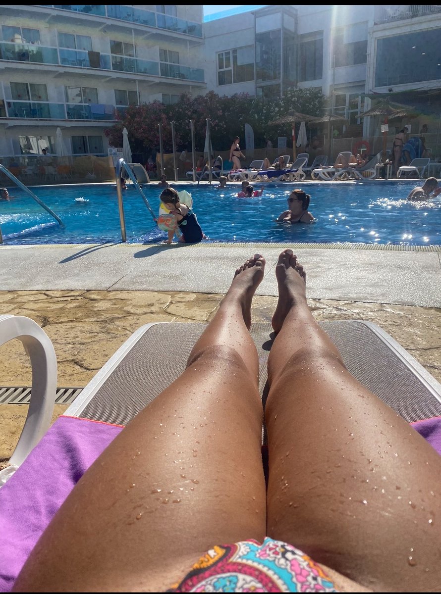 Ivsall6's tweet photo. Pendant que je profite de mes vacances… certains savent déjà comment attirer mon attention 👑☀️😉     
Interdiction de regarder trop longtemps 👀
#soumis #findom #paypig #moneymiss #moneyslaves #dm #pied #chien https://t.co/9Tlg9gRMNx