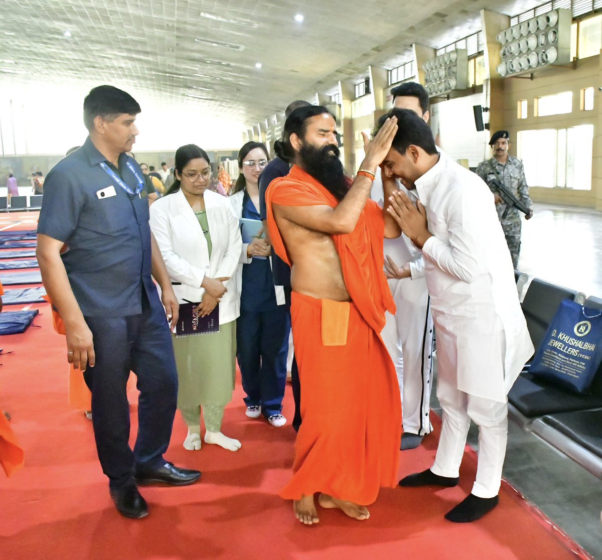 BjpVipsanjay's tweet photo. आज हरिद्वार में पतंजलि योगपीठ "योगग्राम" मे भारतीय संस्कृति के अभिन्न अंग योग एवं आयुर्वेद पद्धति को विश्व भर में फैलाकर देश का गौरव बढ़ाने वाले स्वदेश व राष्ट्रधर्म के संवाहक पत्तंजलि योगपीठ के पूज्य गुरु Swami Ramdev जी से आत्मीय भेंटकर स्नेहिल सानिध्य व आशीर्वाद प्राप्त किया। https://t.co/oDavuvuabM