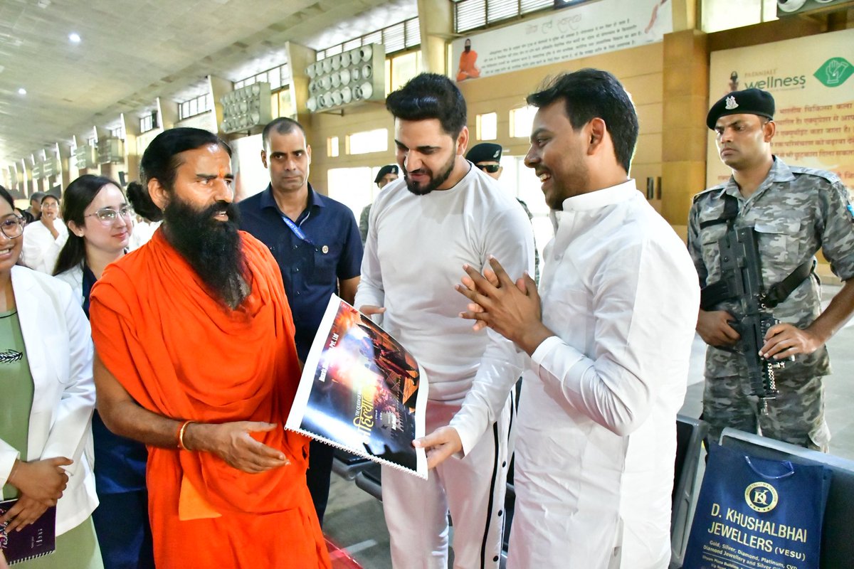 BjpVipsanjay's tweet photo. आज हरिद्वार में पतंजलि योगपीठ "योगग्राम" मे भारतीय संस्कृति के अभिन्न अंग योग एवं आयुर्वेद पद्धति को विश्व भर में फैलाकर देश का गौरव बढ़ाने वाले स्वदेश व राष्ट्रधर्म के संवाहक पत्तंजलि योगपीठ के पूज्य गुरु Swami Ramdev जी से आत्मीय भेंटकर स्नेहिल सानिध्य व आशीर्वाद प्राप्त किया। https://t.co/oDavuvuabM