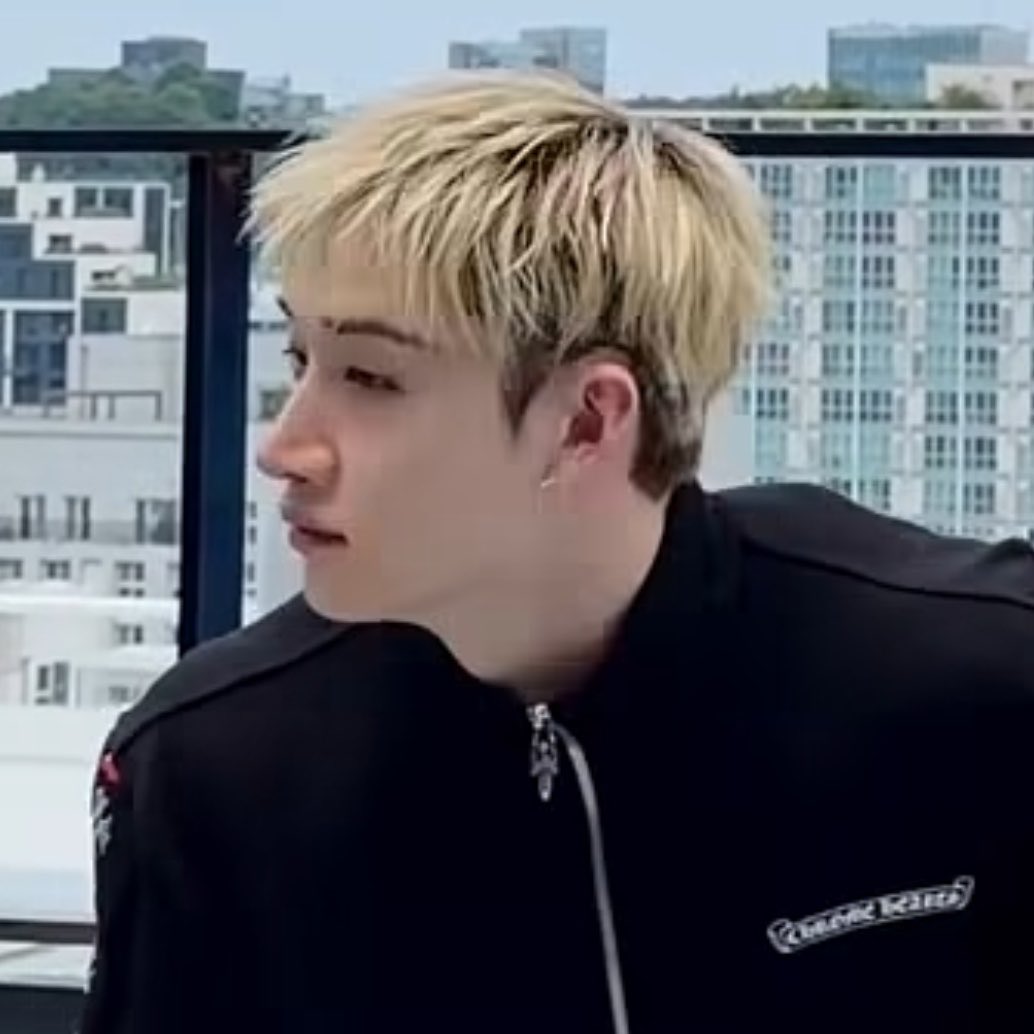 gnabnahc_luvs's tweet photo. can we just talk about how well the undercut suits him?! 🫠 https://t.co/ffXm6Z5CEC