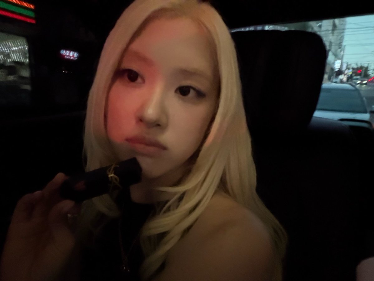 roseannepics's tweet photo. ROSÉ INSTAGRAM UPDATE https://t.co/2UUuANBp8L