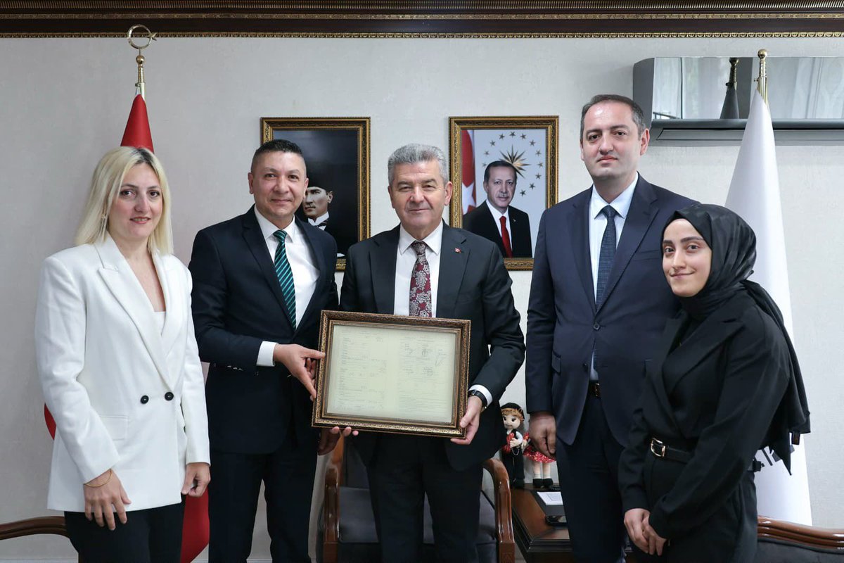 artvinvaliligi's tweet photo. 📍Artvin Valiliği

Valimiz Sayın Dr. Turan Ergün, 11 Temmuz “Dünya Nüfus Günü” münasebetiyle Artvin İl Nüfus ve Vatandaşlık Müdürü Güngör Yalçın ve personelini makamında kabul etti.

Valimiz Ergün, nüfus hizmetlerinin etkin, hızlı ve güvenilir şekilde yürütülmesinde özveriyle görev yapan İl Nüfus ve Vatandaşlık Müdürlüğü personelinin Dünya Nüfus Günü'nü kutlayarak, çalışmalarında başarılar diledi.