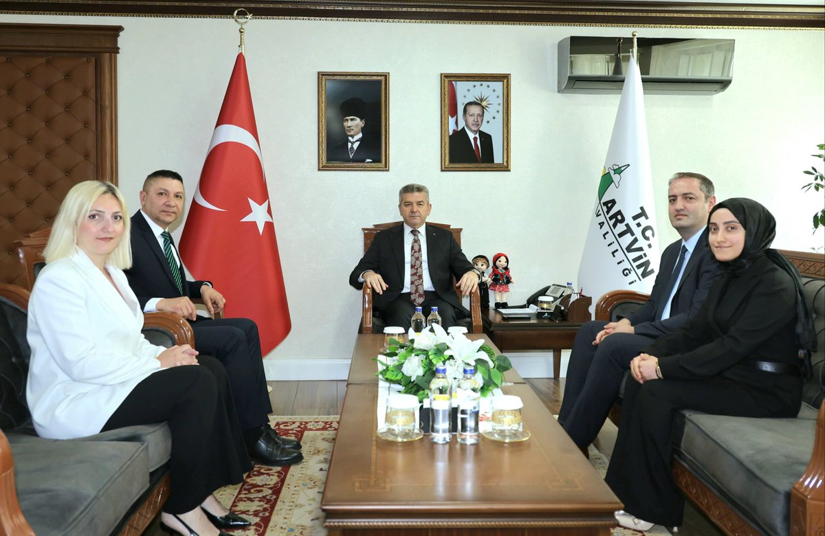 artvinvaliligi's tweet photo. 📍Artvin Valiliği

Valimiz Sayın Dr. Turan Ergün, 11 Temmuz “Dünya Nüfus Günü” münasebetiyle Artvin İl Nüfus ve Vatandaşlık Müdürü Güngör Yalçın ve personelini makamında kabul etti.

Valimiz Ergün, nüfus hizmetlerinin etkin, hızlı ve güvenilir şekilde yürütülmesinde özveriyle görev yapan İl Nüfus ve Vatandaşlık Müdürlüğü personelinin Dünya Nüfus Günü'nü kutlayarak, çalışmalarında başarılar diledi.