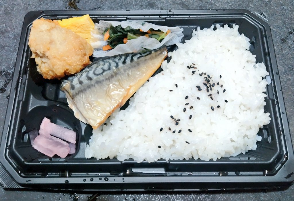urapontathan's tweet photo. 月曜から蒸し暑くて疲れた🥵
晩御飯は自炊を諦めてOKストアーのお得弁当🍱です(笑) https://t.co/xArWswlzOk