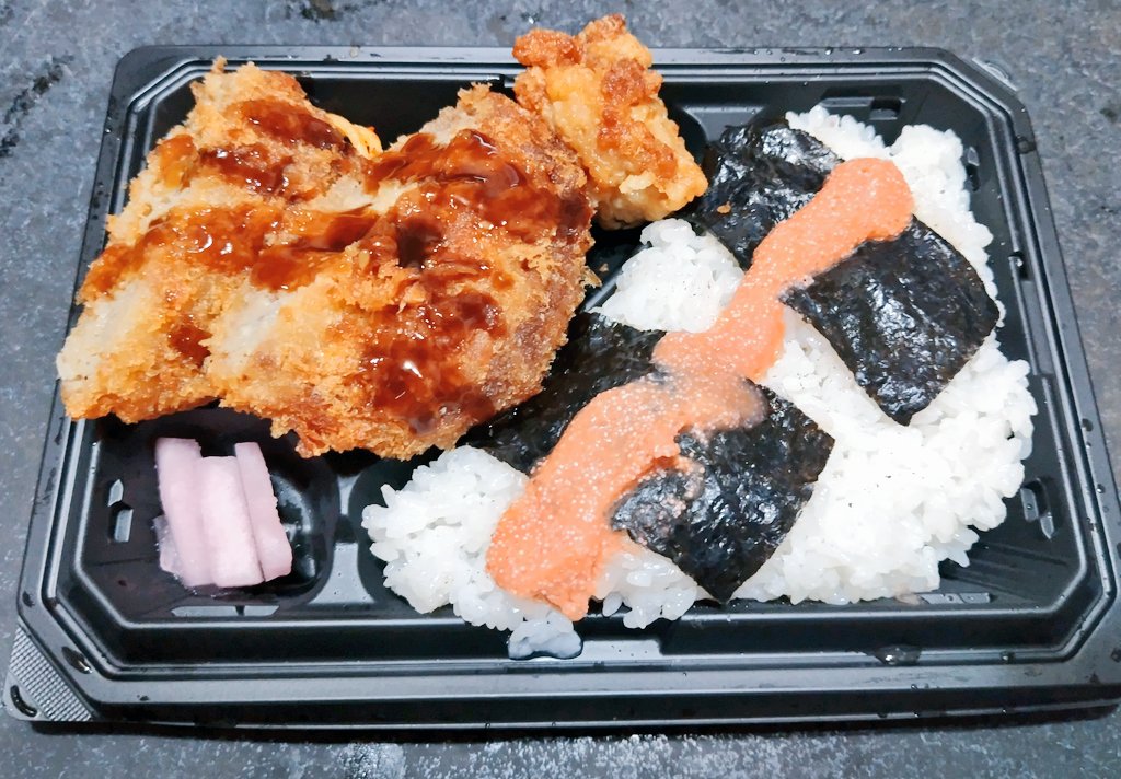 urapontathan's tweet photo. 月曜から蒸し暑くて疲れた🥵
晩御飯は自炊を諦めてOKストアーのお得弁当🍱です(笑) https://t.co/xArWswlzOk