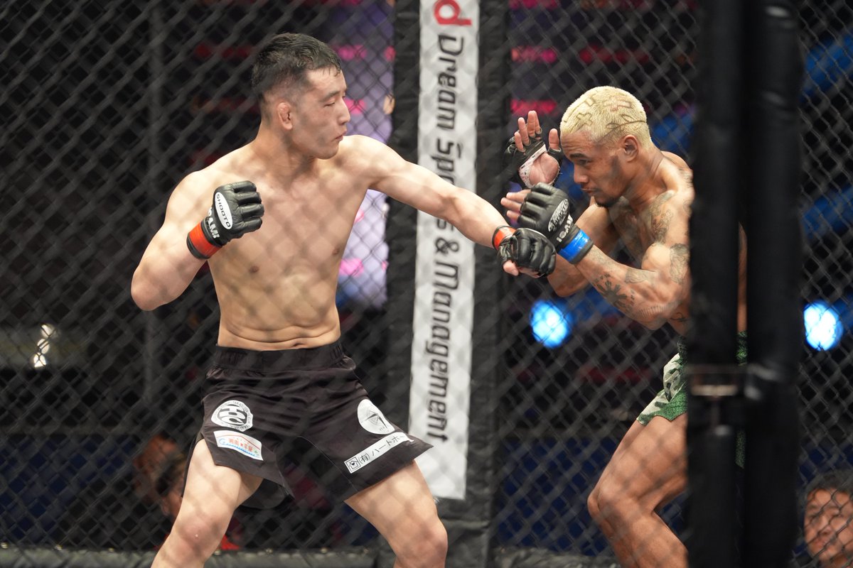 Gigio_jp's tweet photo. Lemino修斗.7 #shooto0713
第7試合 バンタム級（61.2kg）5分3R
藤田 ムネノリ(SUBMIT MMA)
VS
ジョン・オルニド(HITMAN MMA)
藤田選手が低く足を取り、グラウンドコントロール。スタンドではオルニド選手の鋭い打撃あるも、トップからサイド、最後までパウンドまとめて攻勢。藤田選手判定勝利 https://t.co/iPHTwuM8pg