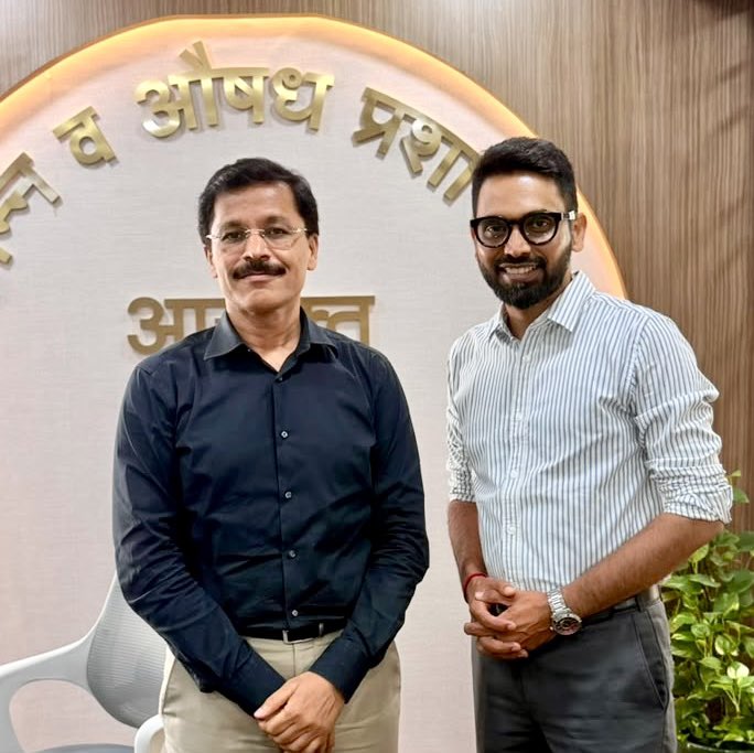 AbhijitKaran25's tweet photo. अन्न आणि औषध प्रशासन विभागाचे आयुक्त तुकाराम मुंढे ( @Tukaram_IndIAS ) यांच्यासोबत 

संध्या. 7:30 वाजता. फक्त @mumbaitak वर https://t.co/c1JiK6Gpna