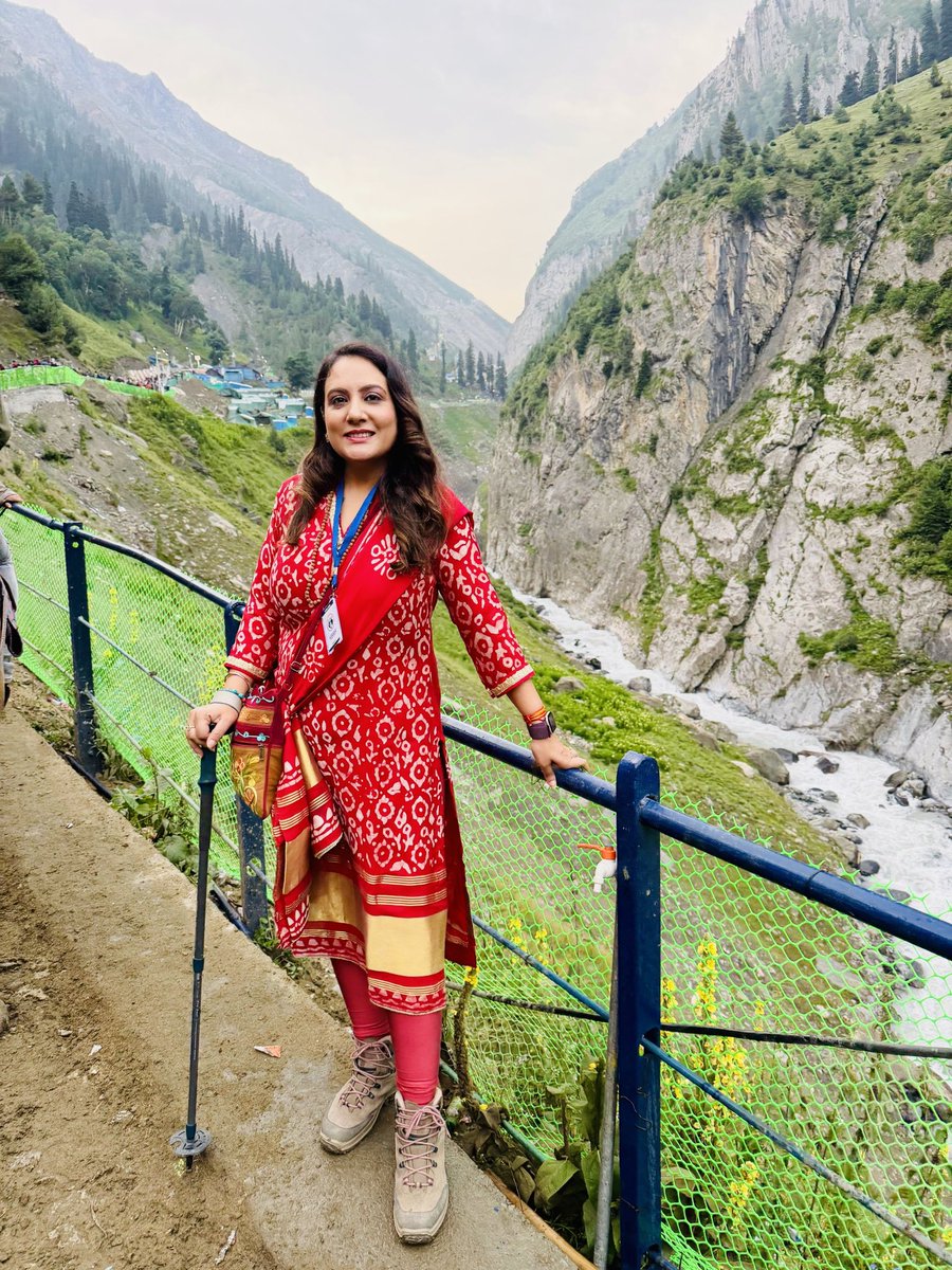 sonalgoelias's tweet photo. “जहाँ आस्था हो, वहाँ हर कठिन राह आसान हो जाती है।
और जहाँ सेवा हो, वहीं साक्षात शिव का वास होता है।”🙏🏻 🏔️🔱

बालटाल मार्ग से अमरनाथ गुफ़ा का ट्रेक केवल पहाड़ों की चढ़ाई नहीं, बल्कि श्रद्धा, धैर्य, सेवा और आत्मबल की भी परीक्षा है। 
हर मोड़ पर प्रकृति की विराटता, हर कदम पर चुनौती, और हर जयघोष में एक नई ऊर्जा का अनुभव होता है। 🧡

इस यात्रा की सबसे प्रेरणादायक अनुभूति है—निःस्वार्थ सेवा।🙏🍲
दुर्गम हिमालयी मार्ग पर देशभर से आए सेवादारों द्वारा संचालित लंगर, गर्म चाय, भोजन, चिकित्सा सहायता और आत्मीय मुस्कान यह एहसास कराती है कि मानव सेवा ही माधव सेवा है। 
यहाँ न कोई बड़ा, न छोटा—सभी केवल भोले बाबा के भक्त हैं।❤️

इन सभी सेवादारों, स्वयंसेवी संस्थाओं, 
श्री अमरनाथजी श्राइन बोर्ड, भारतीय सेना, अर्द्धसैनिक बलों, जम्मू-कश्मीर पुलिस, प्रशासन और इस दिव्य यात्रा को सफल बनाने वाले प्रत्येक कर्मयोगी को हृदय से नमन।🫡 
आपके समर्पण, सेवा और अथक प्रयासों से ही लाखों श्रद्धालु सुरक्षित रूप से बाबा बर्फानी के दर्शन का सौभाग्य प्राप्त कर पाते हैं।🇮🇳

हर हर महादेव 🔱❤️

#AmarnathYatra #BaltalRoute #BabaBarfani #LangarSeva #SevaParamoDharmah #Humanity 
#SpiritualJourney 
#JammuAndKashmir
@diprjk