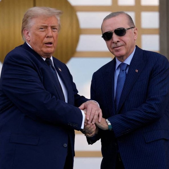 etkilihaberyeni's tweet photo. Erdoğan'ın Trump'a hediye ettiği tabancanın kabzasının altın kaplama olduğu öğrenildi. (MEE) https://t.co/Xk2wJir7pw