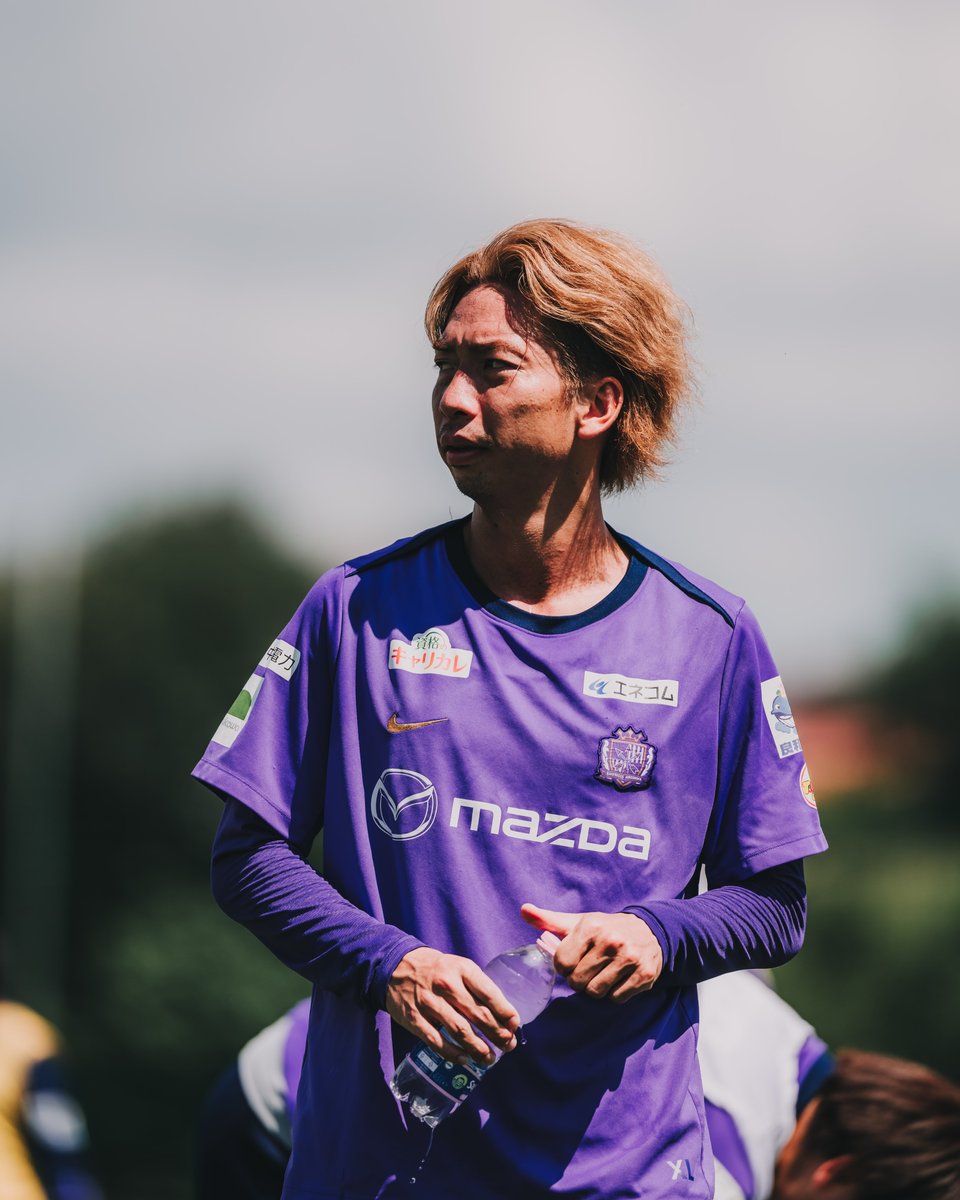 sanfrecce_SFC's tweet photo. 𝐔𝐧𝐝𝐞𝐫 𝐭𝐡𝐞 𝐛𝐥𝐚𝐳𝐢𝐧𝐠 𝐬𝐮𝐧☀️🇦🇹
強い日差しと高い気温の中、ハードな午前練が終了。
しっかりとリカバリーして、午後の練習も頑張ります🔥
#sanfrecce #ONEVIOLET https://t.co/nTSkQ4gxVP