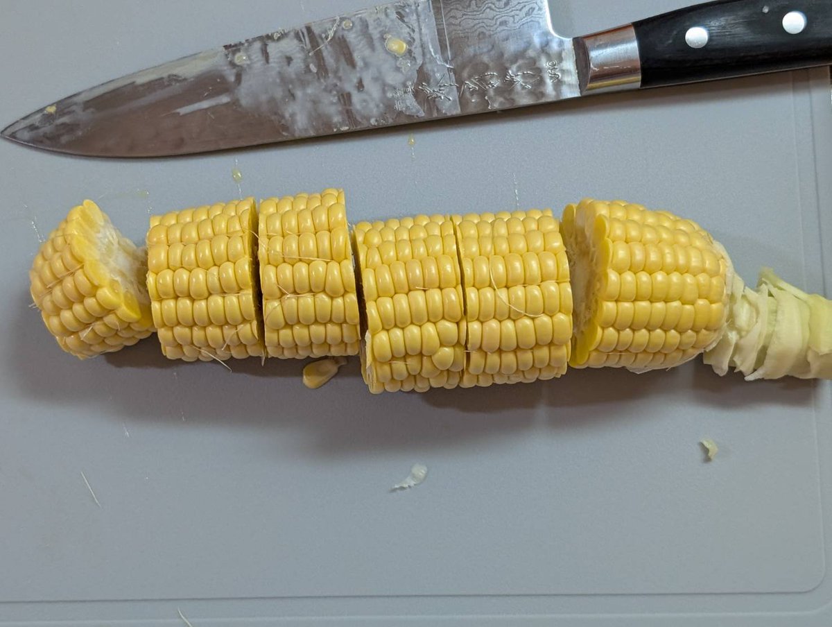 tsukijiichiba's tweet photo. 枝豆の茹で方に結構反響がありましたので、
中の人流の🌽#トウモロコシの茹で方🌽もご紹介します😊

トウモロコシはレンチンが一番という話もよく聞きますが、個人的には茹でたトウモロコシのジューシーで弾ける食感は代えがたいものがあります。

⬇️⬇️⬇️

用意するのは🍳小鍋とトウモロコシ×2本、水と塩
分量はこんな感じ
・水500ml
・塩小さじ1

1⃣トウモロコシは適度にカットします。
2⃣小鍋に水・塩・カットしたトウモロコシ1本分を入れて加熱
3⃣沸騰したら3分ほど茹でます
4⃣ゆであがったらトウモロコシを取り出して、ゆで汁はそのまま！（重要）
5⃣ゆで汁で2本目のトウモロコシを3分ほど茹でます
6⃣火を止めて1分置きます
7⃣2本目のトウモロコシを取り出したら1本目を再度1分茹でます
8⃣火を止めて1分置きます。

取り出して２本分の茹でトウモロコシが完成🤗

カットすることでトウモロコシの芯からもダシが出て、味が染みたお湯でトウモロコシを茹でるので味・風味がより濃厚に！
茹でれば茹でるほど濃厚になりますので３本以上も同じように茹でていってください💕

これはトウモロコシの直売を行っている地域を取材した際に
「大鍋で朝から晩まで茹で続けると、最後はコーンスープで茹でてるようなものなので、ものすごく美味しくなる」
と聞いたのが始まりで、それを簡易的に再現してみた食べ方です👍

あと事前にカットしてしまうので、茹でた後にやけどの心配もなく、お子様がいる家庭なら、大人数でもちょっとずつ楽しめるのです🥰