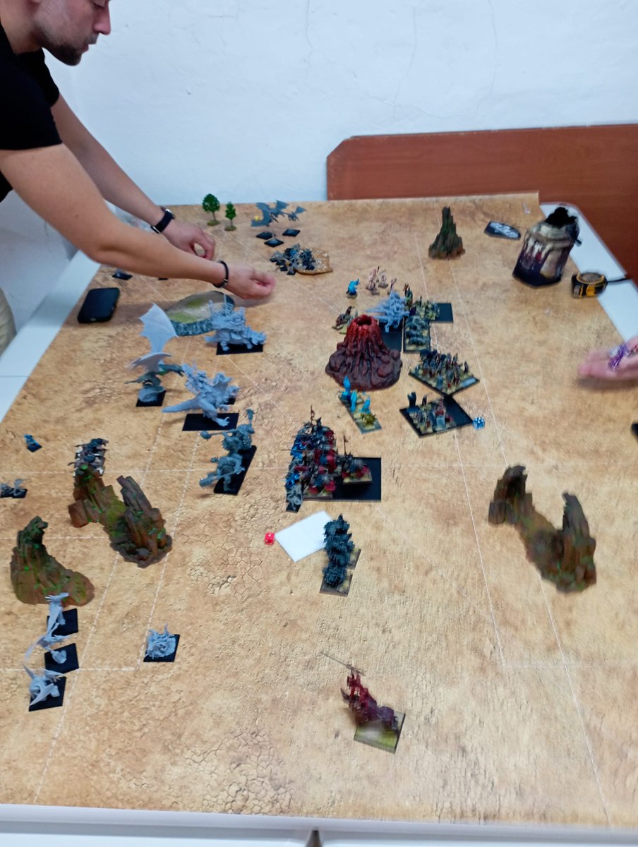 KarakYakka's tweet photo. Otras partidas de #Warhammer  #Fantasy de la jornada. https://t.co/rG0Z2yRlDJ