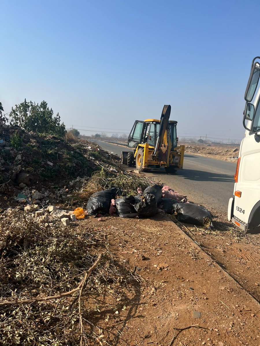 City_Ekurhuleni's tweet photo. ✅ #Germiston CBD – Waste collection &amp; litter picking
✅ #Bedfordview | #PalmRidge | #Dawnview | #Villaliza | #Vosloorus – Waste removal
✅ #Elsburg | #Rondebult | #KemptonPark CBD – Litter picking
✅ #Alrode – Illegal dumping clearance https://t.co/2jxiz9Ema5