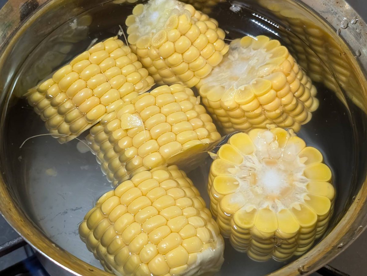 tsukijiichiba's tweet photo. 枝豆の茹で方に結構反響がありましたので、
中の人流の🌽#トウモロコシの茹で方🌽もご紹介します😊

トウモロコシはレンチンが一番という話もよく聞きますが、個人的には茹でたトウモロコシのジューシーで弾ける食感は代えがたいものがあります。

⬇️⬇️⬇️

用意するのは🍳小鍋とトウモロコシ×2本、水と塩
分量はこんな感じ
・水500ml
・塩小さじ1

1⃣トウモロコシは適度にカットします。
2⃣小鍋に水・塩・カットしたトウモロコシ1本分を入れて加熱
3⃣沸騰したら3分ほど茹でます
4⃣ゆであがったらトウモロコシを取り出して、ゆで汁はそのまま！（重要）
5⃣ゆで汁で2本目のトウモロコシを3分ほど茹でます
6⃣火を止めて1分置きます
7⃣2本目のトウモロコシを取り出したら1本目を再度1分茹でます
8⃣火を止めて1分置きます。

取り出して２本分の茹でトウモロコシが完成🤗

カットすることでトウモロコシの芯からもダシが出て、味が染みたお湯でトウモロコシを茹でるので味・風味がより濃厚に！
茹でれば茹でるほど濃厚になりますので３本以上も同じように茹でていってください💕

これはトウモロコシの直売を行っている地域を取材した際に
「大鍋で朝から晩まで茹で続けると、最後はコーンスープで茹でてるようなものなので、ものすごく美味しくなる」
と聞いたのが始まりで、それを簡易的に再現してみた食べ方です👍

あと事前にカットしてしまうので、茹でた後にやけどの心配もなく、お子様がいる家庭なら、大人数でもちょっとずつ楽しめるのです🥰