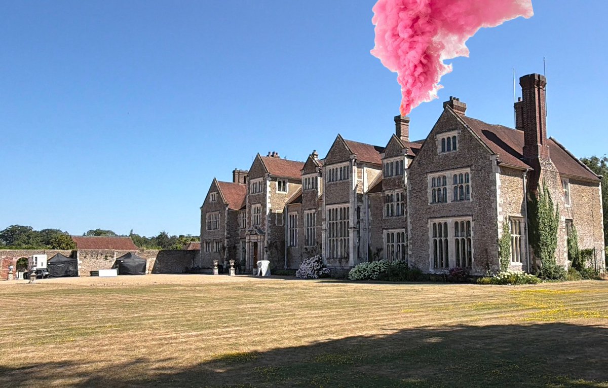 sophslcver's tweet photo. oh my god GUYS!!!!!! PINK SMOKE COMING FROM MY COTTAGE CHIMNEY 😱😱😱😱😱😱🩷🩷🩷🩷🩷 https://t.co/KqUtSesbFN