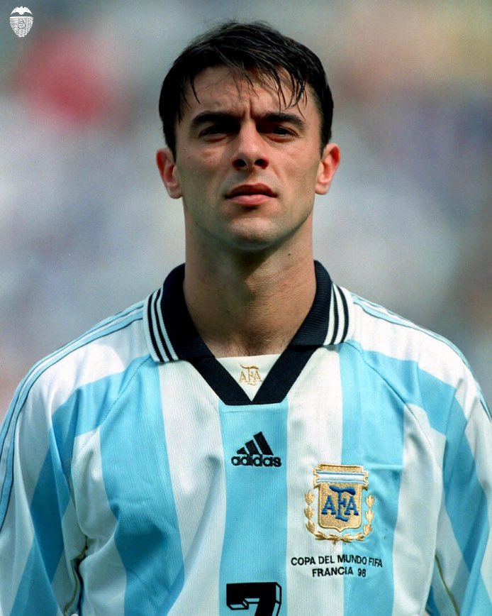 ciberchenet's tweet photo. 🦇🇦🇷 Claudio López brilló con el Valencia CF (196 partidos, 76 goles y 52 asistencias) y fue un fijo de la selección argentina. Disputó 54 encuentros internacionales, marcó 10 goles, jugó los Mundiales de 1998 y 2002 y firmó un gol inolvidable ante Inglaterra en Francia 98. https://t.co/v5w7raJnmZ