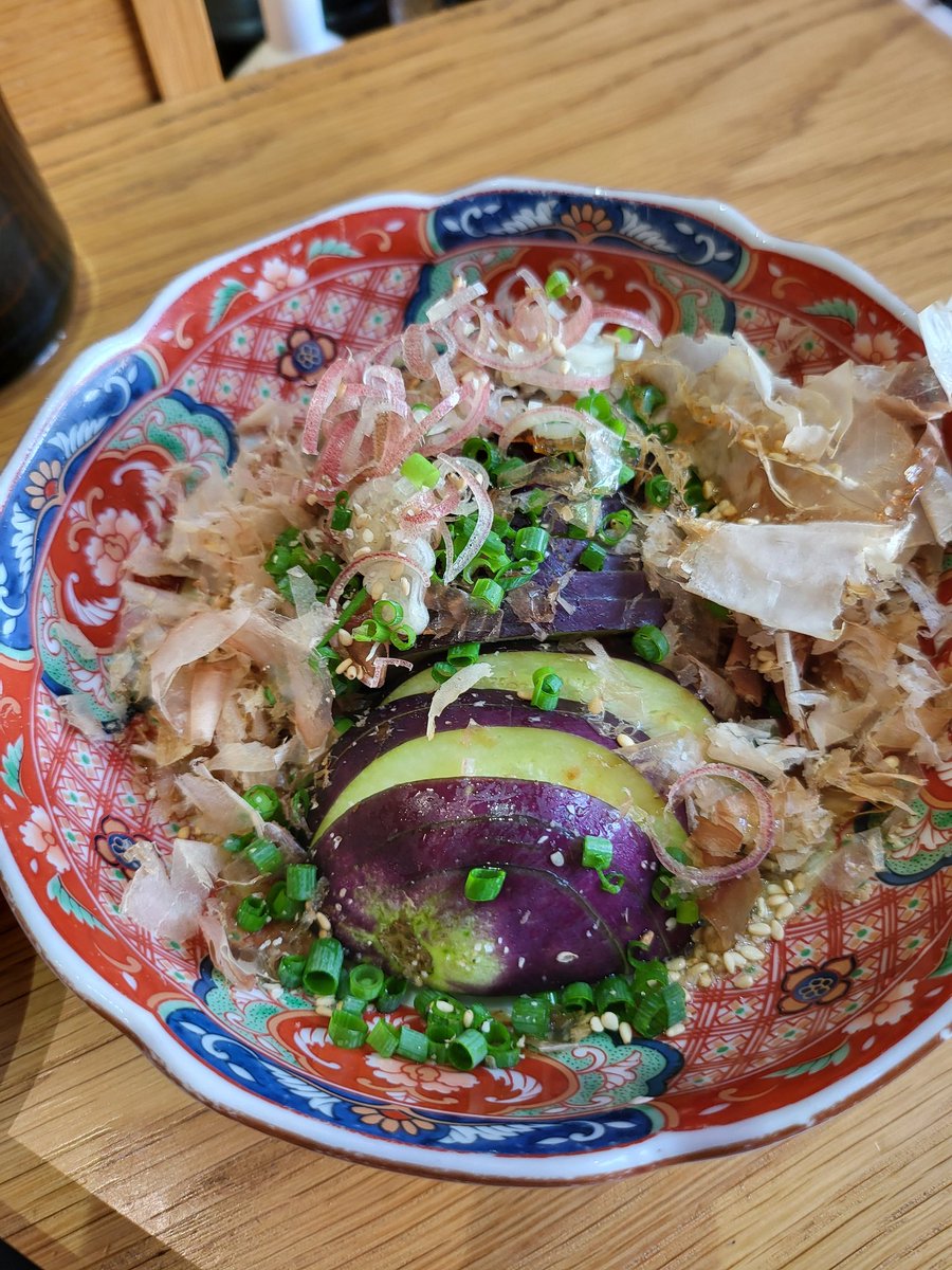 ufg_1986's tweet photo. 岡山市での仕事は20分で終了！
明日は倉敷市で対応なので、岡山駅から山陽本線で倉敷駅に移動し、ホテルにチェックイン。
駅前の立ち呑みuraで軽く一杯。
サッポロ赤星、キンミヤソーダ割り、ホッピー白のお供に、魚春のしめ鯖・魚春の鰆たたき・水ナスの刺身を合わせて、倉敷の夜をプチ満喫。 https://t.co/eNV09hPNnR