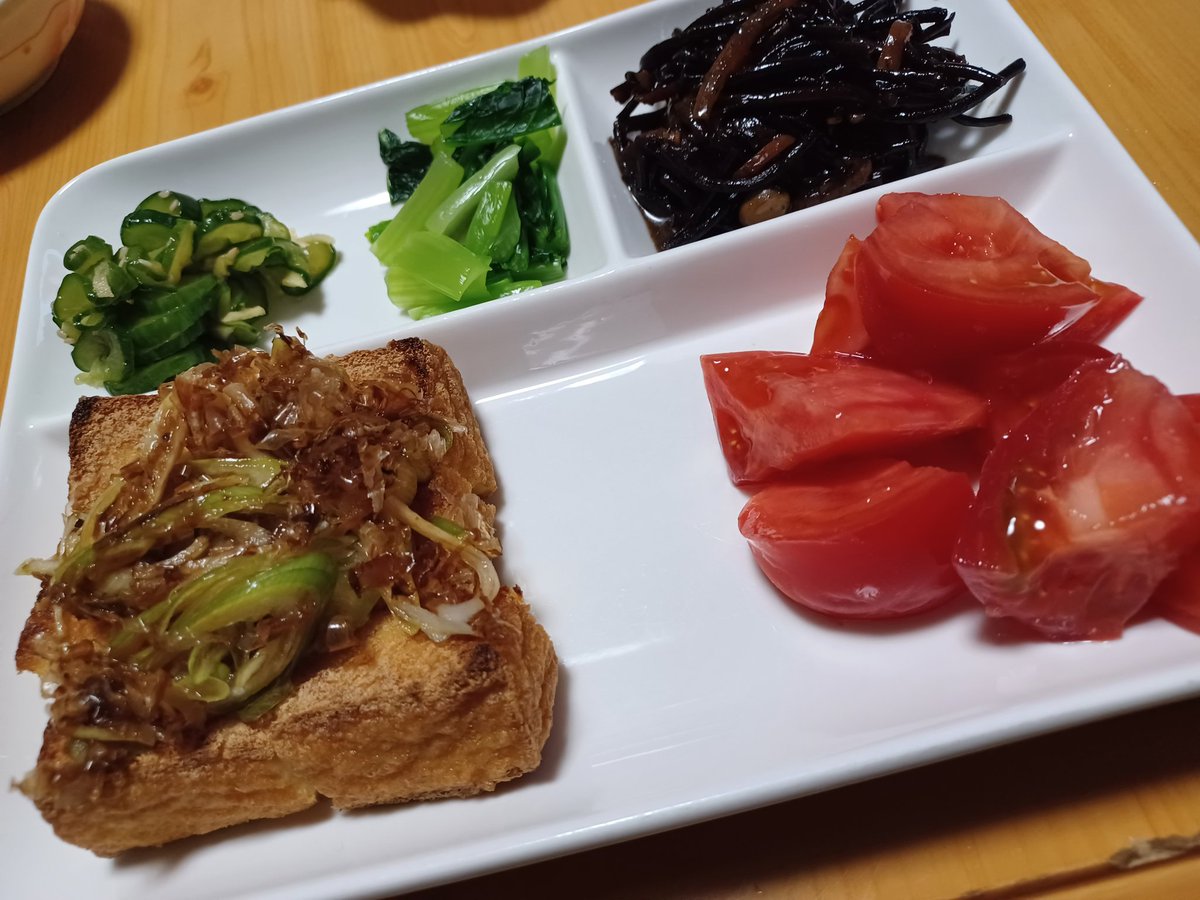 sweets0115's tweet photo. #晩ごはん 鶏団子トマト煮、焼き厚揚げ、ひじき煮、小松菜おひたし、トマト、胡瓜浅漬け。
ちまちまおかずの日。冷蔵庫整理したんで、半端野菜はザクザク刻んでトマト煮に。厚揚げはじっくり焼いて、葱とおかかでいただきます😊
#おうちごはん https://t.co/asRTqUvgfY