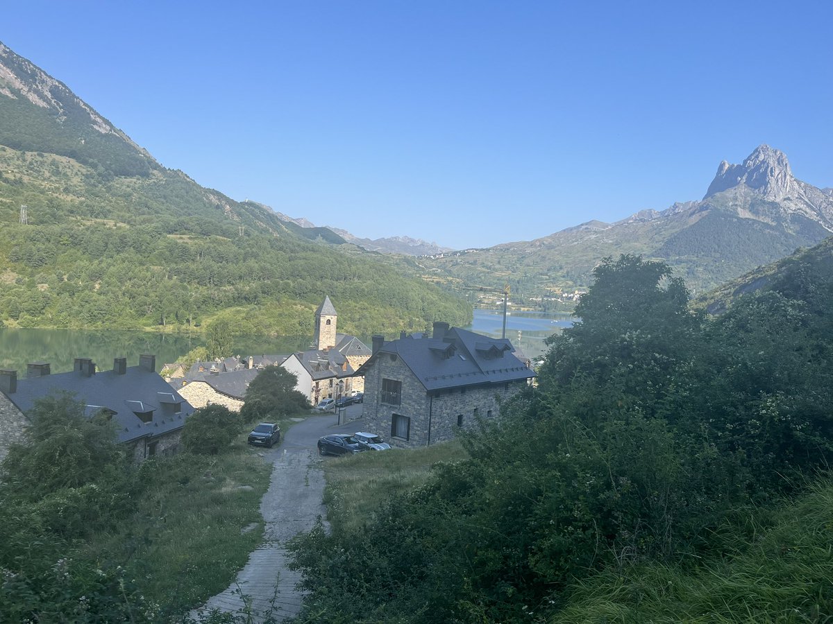 onecaagurruza's tweet photo. Lanuza pueblo con la Peña Foratata al fondo (y abajo Sallent de Gállego y Formigal, que se ven levemente) desde el embalse del mismo nombre: Lanuza😍 https://t.co/7nAQpGUU1e