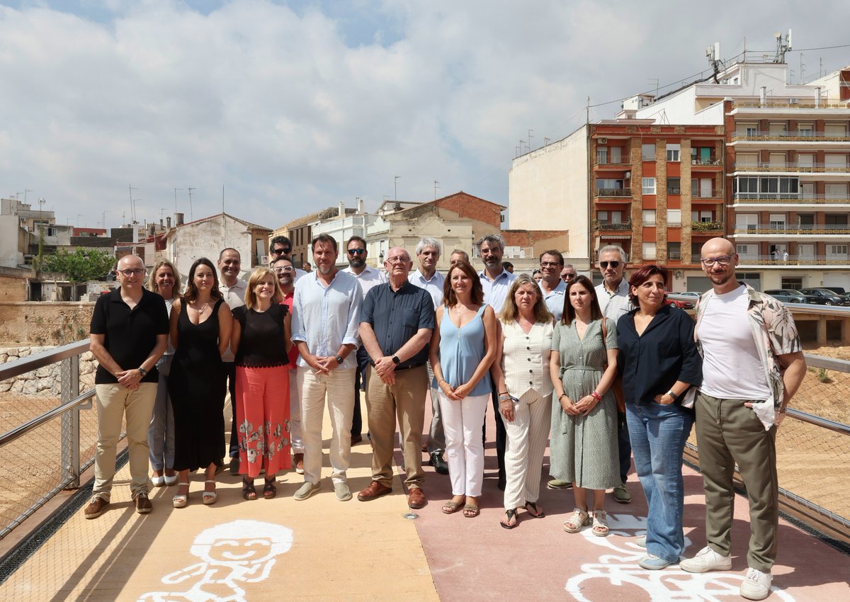 transportesgob's tweet photo. El ministro @oscar_puente_ ha visitado hoy la nueva pasarela del carrer Convent sobre el barranco del Poyo, en Paiporta (Valencia), una vez finalizados los trabajos de reconstrucción que han supuesto una inversión de 2,55 M€.

🗞️ https://t.co/HaD3mjfcMx https://t.co/5v4NEaxNEO