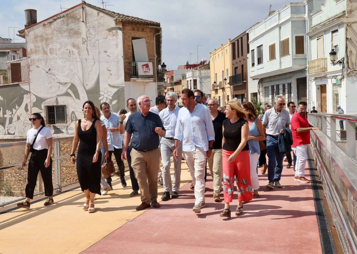 transportesgob's tweet photo. El ministro @oscar_puente_ ha visitado hoy la nueva pasarela del carrer Convent sobre el barranco del Poyo, en Paiporta (Valencia), una vez finalizados los trabajos de reconstrucción que han supuesto una inversión de 2,55 M€.

🗞️ https://t.co/HaD3mjfcMx https://t.co/5v4NEaxNEO