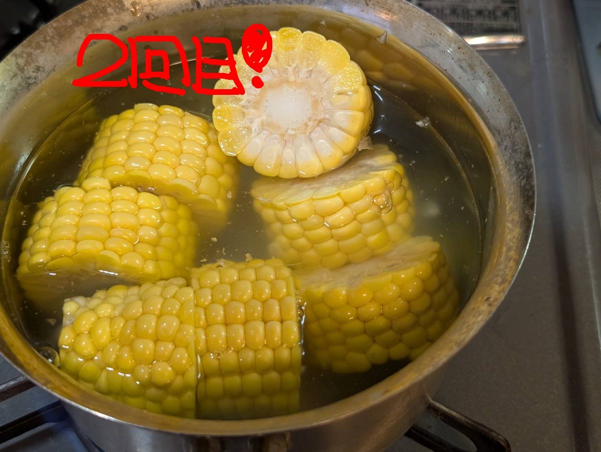 tsukijiichiba's tweet photo. 枝豆の茹で方に結構反響がありましたので、
中の人流の🌽#トウモロコシの茹で方🌽もご紹介します😊

トウモロコシはレンチンが一番という話もよく聞きますが、個人的には茹でたトウモロコシのジューシーで弾ける食感は代えがたいものがあります。

⬇️⬇️⬇️

用意するのは🍳小鍋とトウモロコシ×2本、水と塩
分量はこんな感じ
・水500ml
・塩小さじ1

1⃣トウモロコシは適度にカットします。
2⃣小鍋に水・塩・カットしたトウモロコシ1本分を入れて加熱
3⃣沸騰したら3分ほど茹でます
4⃣ゆであがったらトウモロコシを取り出して、ゆで汁はそのまま！（重要）
5⃣ゆで汁で2本目のトウモロコシを3分ほど茹でます
6⃣火を止めて1分置きます
7⃣2本目のトウモロコシを取り出したら1本目を再度1分茹でます
8⃣火を止めて1分置きます。

取り出して２本分の茹でトウモロコシが完成🤗

カットすることでトウモロコシの芯からもダシが出て、味が染みたお湯でトウモロコシを茹でるので味・風味がより濃厚に！
茹でれば茹でるほど濃厚になりますので３本以上も同じように茹でていってください💕

これはトウモロコシの直売を行っている地域を取材した際に
「大鍋で朝から晩まで茹で続けると、最後はコーンスープで茹でてるようなものなので、ものすごく美味しくなる」
と聞いたのが始まりで、それを簡易的に再現してみた食べ方です👍

あと事前にカットしてしまうので、茹でた後にやけどの心配もなく、お子様がいる家庭なら、大人数でもちょっとずつ楽しめるのです🥰