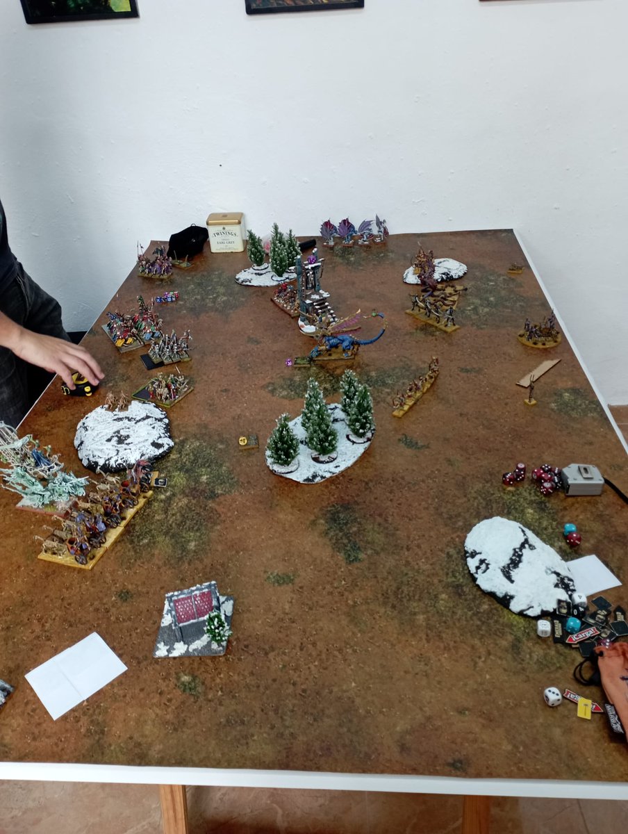 KarakYakka's tweet photo. Otras partidas del sábado. Peidmos disculpas al compañero de Elche, por no hacer una mejor foto de su legión demoniaca de Nurgle, si que reis ver más  sobre su exspectacular trabajo, os dejamos enlace de su  Instagram https://t.co/aVuEI1fxp3 https://t.co/dvGrSO2fTM