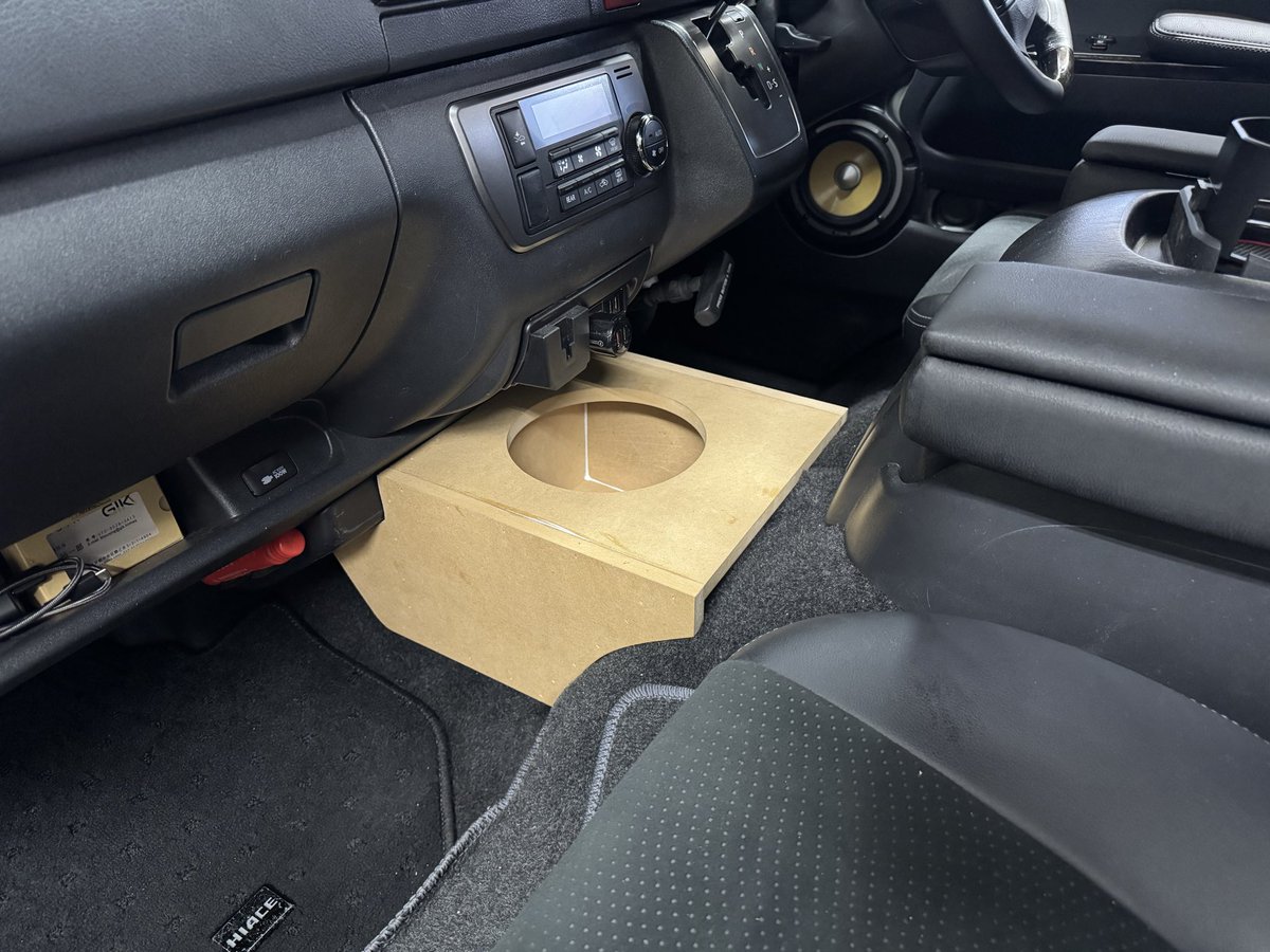 soundprogress07's tweet photo. ハイエースのセンターサブウーハーBOX完成です‼️

 #ハイエース #サブウーハー #サウンドプログレス #千葉市 #カーオーディオ https://t.co/khwRkl4ha8