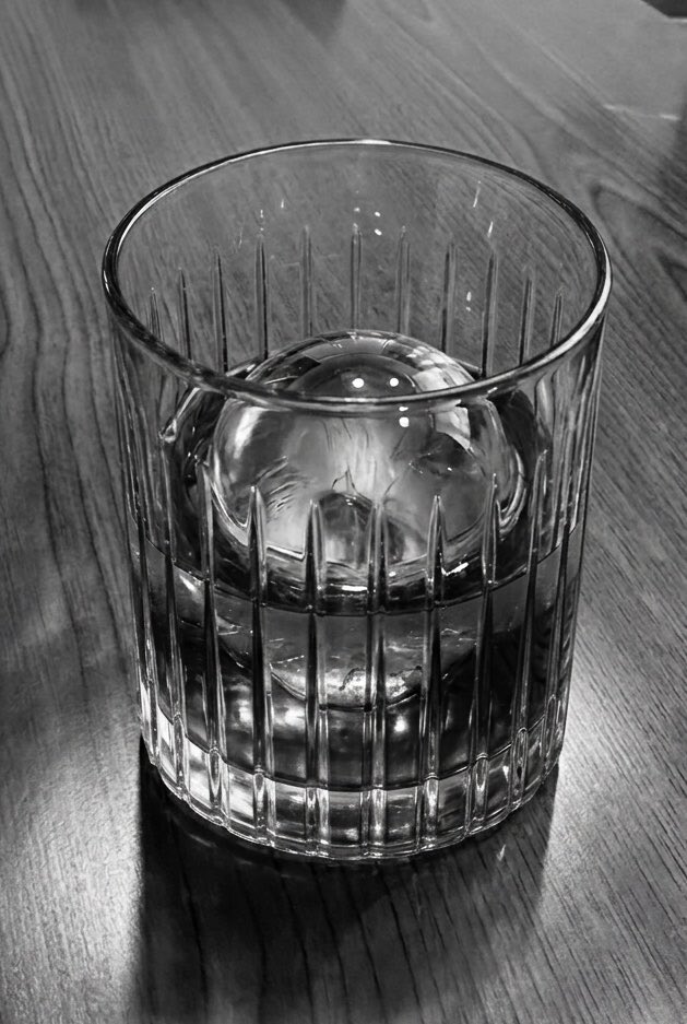 GoldEXP__'s tweet photo. 丸氷で飲むウイスキーは格別の様な気がする。

tonight's グラス 🥃✨
カネマラが飲みたいなぁ。
これは、何処にでもあるウィスキー。

#ウイスキーのある生活 #バー気分 https://t.co/vmGnfGy8Xs