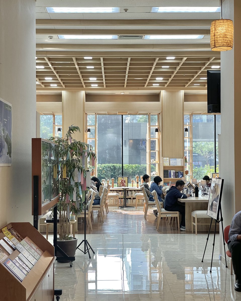 jiemoeee's tweet photo. kayaknya masih banyak yang belum tau deh kalo di seberang fX Sudirman ada perpustakaan yang bisa dikunjungi umum. namanya Koryu Space, perpustakaan milik The Japan Foundation. tempatnya nyaman dan zen banget.

koleksi bukunya cukup beragam, tapi tentu aja lebih banyak yang berkaitan dengan Jepang. ada koleksi manga juga! terus ada pojok informasi buat kalian yang tertarik cari tahu soal beasiswa dan kesempatan belajar ke Jepang.

Koryu Space buka weekdays pukul 09.30 - 16.30. tapi perlu dicatat, pukul 12.30 - 13.30 perpustakaan tutup sementara dan pengunjung diminta keluar karena jam istirahat.

gak perlu bingung mau ke mana selama sejam itu, kalian bisa sekalian ISHOMA. di gedungnya ada musola dan FamilyMart juga.

📍The Japan Foundation