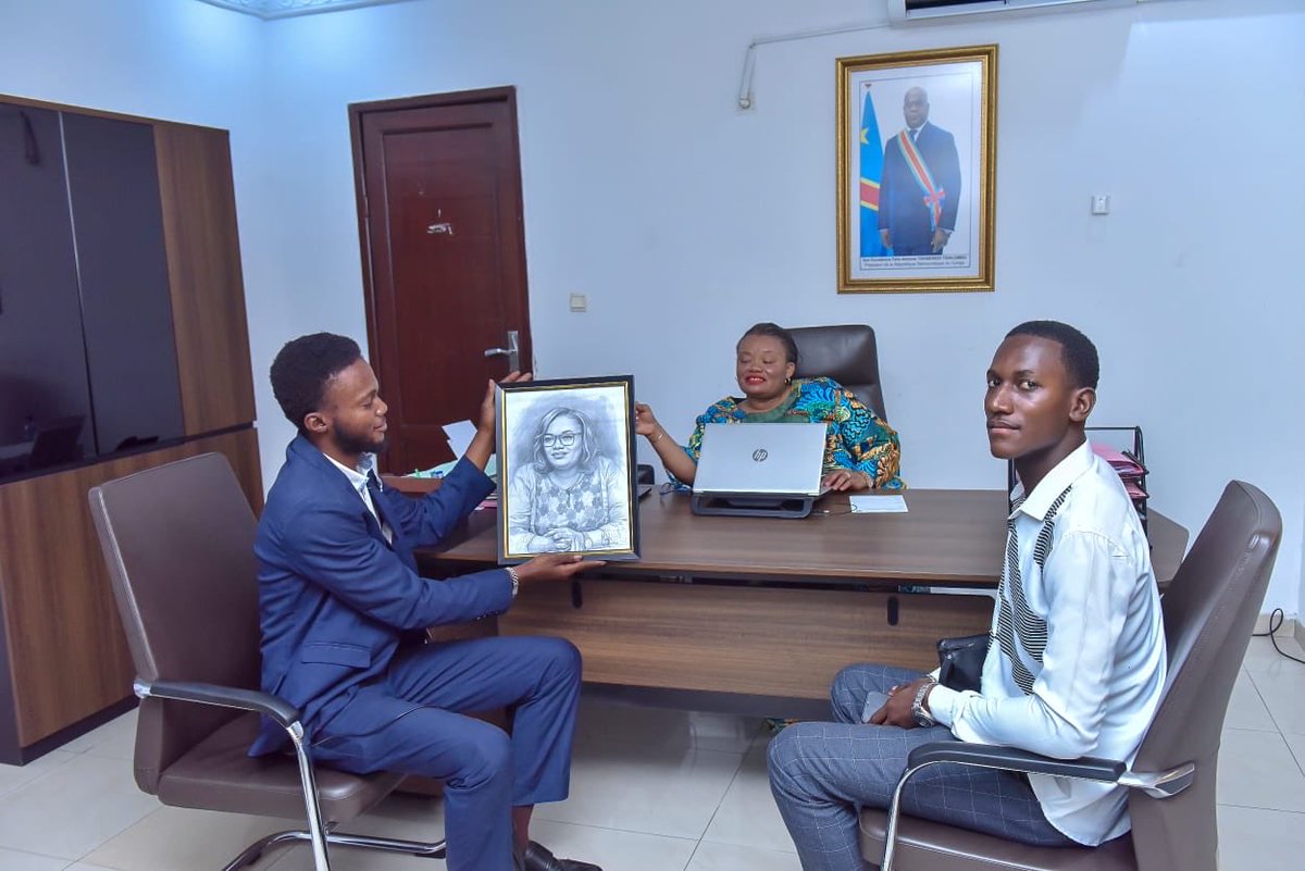 dgcdi_drc's tweet photo. #RDC|| Quand le talent rend hommage à l’excellence.

Les étudiants de l’Académie des Beaux-Arts ont mis leur talent au service de la reconnaissance en offrant des portraits aux autorités de la DGCDI.

À travers cette initiative, ils rendent hommage aux femmes et aux hommes qui assument d’importantes responsabilités et contribuent, par leur engagement, au développement de cette institution.

#DGCDI #AcadémieDesBeauxArts #Art #Excellence #Reconnaissance