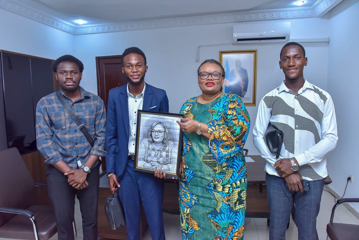 dgcdi_drc's tweet photo. #RDC|| Quand le talent rend hommage à l’excellence.

Les étudiants de l’Académie des Beaux-Arts ont mis leur talent au service de la reconnaissance en offrant des portraits aux autorités de la DGCDI.

À travers cette initiative, ils rendent hommage aux femmes et aux hommes qui assument d’importantes responsabilités et contribuent, par leur engagement, au développement de cette institution.

#DGCDI #AcadémieDesBeauxArts #Art #Excellence #Reconnaissance