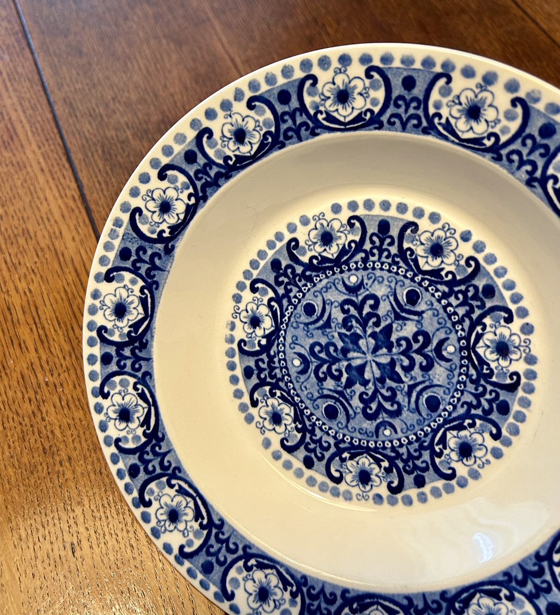 ontheBuffet's tweet photo. 【BLUE ARABIA】

フィンランドの陶器ブランド「アラビア(ARABIA)」の青いうつわは、鮮やかなコバルトブルーから深みのあるネイビーまで、さまざまなシリーズがあり、目を惹く美しいデザインが豊富です。今回はアラビアの中でも、独特の風合いをもつヴィンテージのものをご紹介します。

【アラビア ブルーの花 カップ&ソーサー ヴィンテージ｜ARABIA Blue Flower Cup & Saucer Vintage】
https://t.co/a9uuTkk8AT

ブルーの花が絵付けされた ARABIAのカップ＆ソーサー。
丸筆で描いた様なブルーの濃淡が美しい絵付けです。柔らかなイメージのお花と葉のデザイン。フォルムもエレガントで美しい作品です。年代： 1980年代

【アラビア ドリア トリオ ヴィンテージ｜ALABIA Doria Trio Vintage】
https://t.co/ZpxWBaC1nM

フィンランドARABIAのDoriaシリーズ 。コーヒーカップ＆ソーサー、デザートプレートのトリオ。
フォルムは、ドーリア式の柱を模した特徴的な凹凸があって、可愛らしいミモザのような花と木の実が描かれています。上品で慎ましい雰囲気をもつトリオをお楽しみください。年代： 1965-1970

【深皿 ARABIA Ali ヴィンテージ｜Deep Plate ARABIA Ali Vintage】
https://t.co/IH3viLhvMX

フィンランドARABIAのAliシリーズ。年代1961年〜1981年。白磁に青の絵付けが美しい。スープやサラダなどに良さそうです。
デザイナー：Kaj Franck/カイ・フランク(フォルム) Raija Uosikkinen/ライヤ・ウォシッキネン(装飾)

┈┈┈┈┈┈┈┈┈

on the Buffet について

各地を巡り出会った素敵なうつわや雑貨、ヴィンテージのウェブショップです。日本の古伊万里や伊万里をはじめ大切に受け継がれてきたうつわ、作家さんの魅力ある一点物、世界のヴィンテージ陶磁器など取り揃えています。

┈┈┈┈┈┈┈┈┈

⭕️ウェブショップ
▶︎https://t.co/btlEW2cxqR

┈┈┈┈┈┈┈┈┈

#器好きな人とつながりたい
#食器集めが趣味
#アラビア
#ARABIA