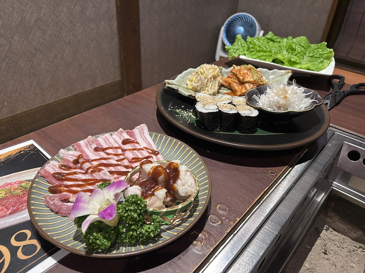Ts3103298's tweet photo. 夏のボーナス飯
『米沢牛炭火焼肉　上杉』さんへ
上杉セット
上質の米沢牛にアルコール飲み放題の
至極の晩ごはんを堪能🤤 https://t.co/rXHjopfjnH