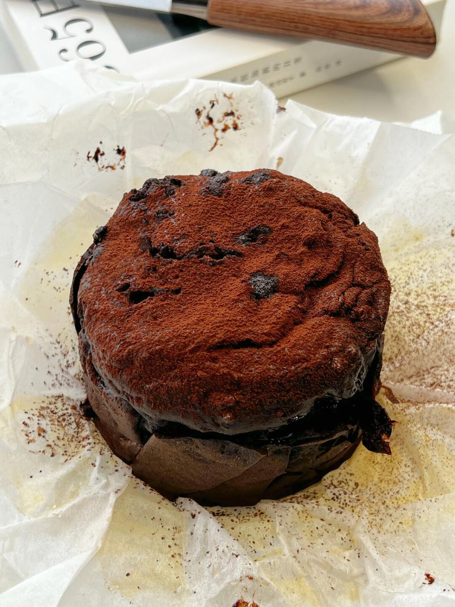 JuttaMarkus's tweet photo. Just tried my hand at homemade chocolate lava cake—oozing molten center + fresh berries = absolute baking win https://t.co/lQrZlfaO0z