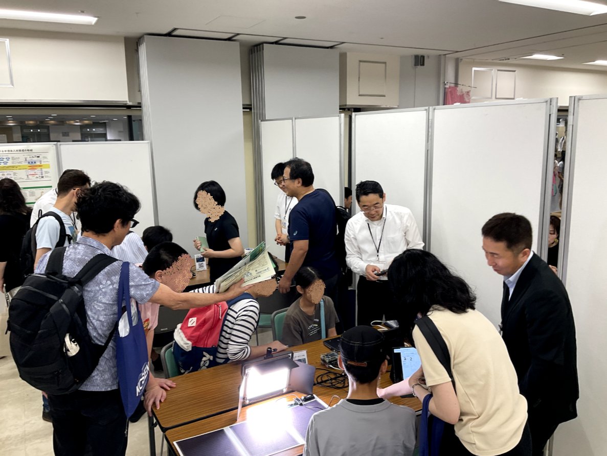 Maviss_Design's tweet photo. 🚀 「KOSEN FES 2026」でエンドポイントAI「SAMACT@」を出展

📅 6/28(日)に開催されました国公私立高専合同説明会「KOSEN FES 2026」
 https://t.co/4fvSJGQXgb

📍COMPASS5.0 半導体分野「すごいぞ！AIを動かす半導体」ブースにおいて、エッジAI（SAMACT）を搭載した半導体のデモを実施しました。

👨‍👩‍👧‍👦 当日は開場直後から終了まで多くの来場者で賑わい、小中学生を中心に、開封した半導体やAI半導体のデモ機に実際に触れていただくことで、最先端技術への理解と関心を深めていただきました。

✨ 特に、半導体に高い興味を持ち、自身でインバータ開発に取り組んでいる中学生が来場されるなど、次世代を担う若い世代の高い意欲に触れる機会となりました。
🎓 高専への進学を志す熱意あふれる声も多く、当社としても将来の半導体エンジニアとしての活躍への期待を伝えさせていただきました。

🏫 本イベントは終始盛況で、来場者の多さを通じて高専ブランドの持つ高い発信力と集客力を改めて実感する機会となりました。

🤝 当社は今後も、次世代人財の育成と半導体技術の普及に貢献して参ります。

🔍 ▼メイビスデザインの詳細を見る
 https://t.co/n7KnU4SH7j

🔍 ▼AIソリューションサービスの詳細を見る
https://t.co/DirHtd9qQu

#KOSENFES2026 #高専 #COMPASS5_0 #半導体 #AI #エッジAI #SAMACT #人財育成 #フィジカルAI