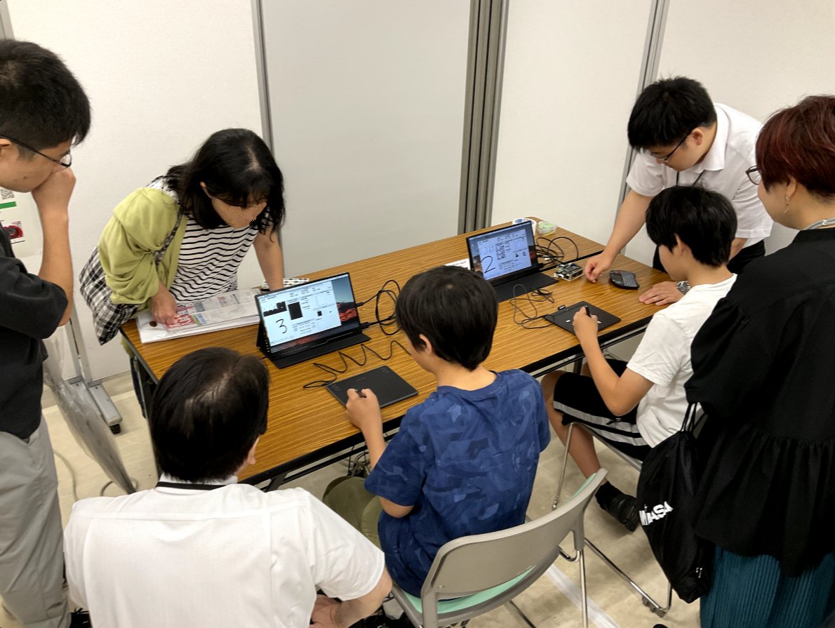 Maviss_Design's tweet photo. 🚀 「KOSEN FES 2026」でエンドポイントAI「SAMACT@」を出展

📅 6/28(日)に開催されました国公私立高専合同説明会「KOSEN FES 2026」
 https://t.co/4fvSJGQXgb

📍COMPASS5.0 半導体分野「すごいぞ！AIを動かす半導体」ブースにおいて、エッジAI（SAMACT）を搭載した半導体のデモを実施しました。

👨‍👩‍👧‍👦 当日は開場直後から終了まで多くの来場者で賑わい、小中学生を中心に、開封した半導体やAI半導体のデモ機に実際に触れていただくことで、最先端技術への理解と関心を深めていただきました。

✨ 特に、半導体に高い興味を持ち、自身でインバータ開発に取り組んでいる中学生が来場されるなど、次世代を担う若い世代の高い意欲に触れる機会となりました。
🎓 高専への進学を志す熱意あふれる声も多く、当社としても将来の半導体エンジニアとしての活躍への期待を伝えさせていただきました。

🏫 本イベントは終始盛況で、来場者の多さを通じて高専ブランドの持つ高い発信力と集客力を改めて実感する機会となりました。

🤝 当社は今後も、次世代人財の育成と半導体技術の普及に貢献して参ります。

🔍 ▼メイビスデザインの詳細を見る
 https://t.co/n7KnU4SH7j

🔍 ▼AIソリューションサービスの詳細を見る
https://t.co/DirHtd9qQu

#KOSENFES2026 #高専 #COMPASS5_0 #半導体 #AI #エッジAI #SAMACT #人財育成 #フィジカルAI