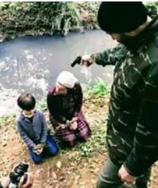 parasizceo's tweet photo. Ne zaman ders alacağız?

Bu fotoğraf, Srebrenitsa Soykırımı’nın 
insanlığın hafızasına kazınan acı karelerinden biri…

Bir anne ve oğlu, elleri bağlı hâlde birbirlerine son kez bakıyor.

Temmuz 1995’te Bosnalı Müslümanlara karşı işlenen bu soykırımda, birkaç gün içinde 8 binden fazla Boşnak erkek ve çocuk katledildi. On binlerce kadın ise savaşın en karanlık yüzlerinden biri olan sistematik cinsel şiddetin mağduru oldu.

Bugün bize “insan hakları” dersi verenler, dün Avrupa’nın ortasında bu vahşeti izledi.

Srebrenitsa’yı unutmak, sadece geçmişi değil; insanlığın vicdanını da kaybetmektir.

#SrebrenitsaSoykırımı #SrebrenicaGenocide #مذبحة_سربرنتسيا