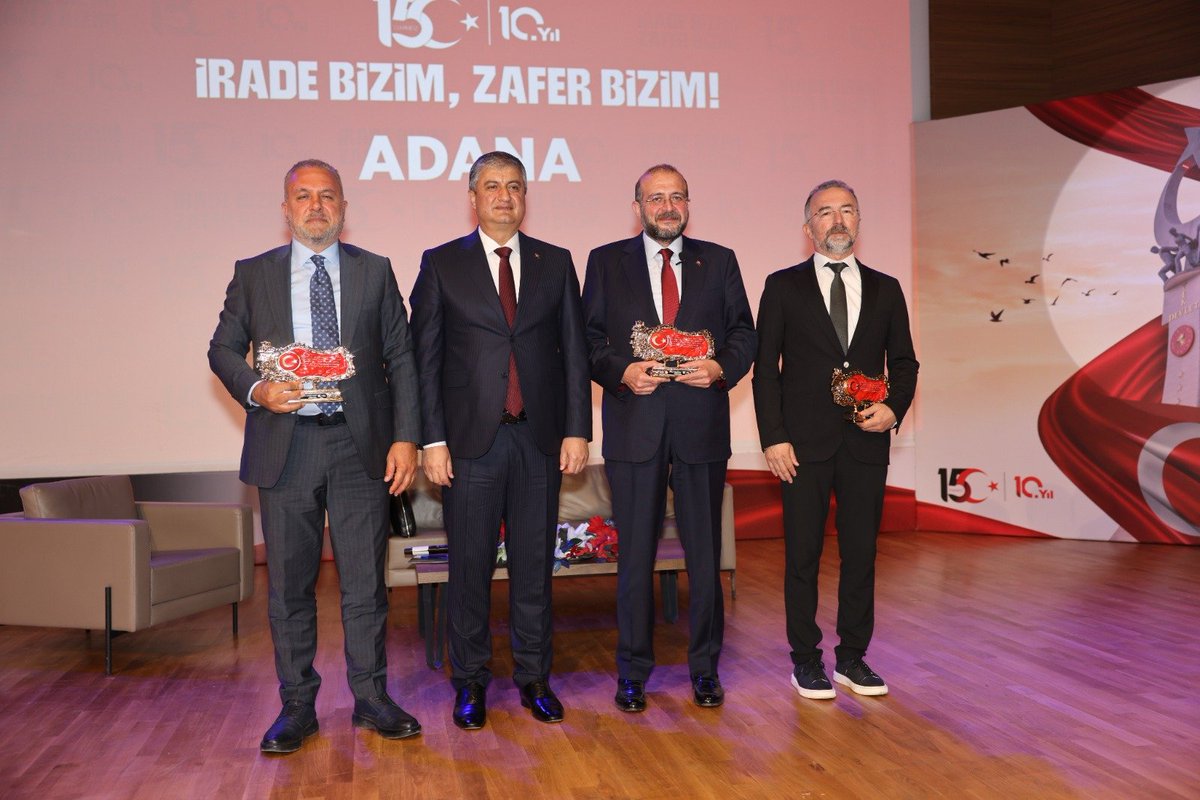 cukurovaedutr's tweet photo. 🇹🇷 15 Temmuz Destanı, 10. Yıl Dönümünde "İrade Bizim, Zafer Bizim!" Paneli ile Anıldı
Çukurova Üniversitesi koordinasyonunda, Adana Valiliği himayesinde düzenlenen 15 Temmuz Demokrasi ve Millî Birlik Günü programı, Adana Müze Kompleksi Konferans Salonu'nda yoğun katılımla gerçekleştirildi.
Adana Valimiz Mustafa Yavuz'un yanı sıra Rektör Yardımcılarımız Prof. Dr. Ömer Korkut, Prof. Dr. Hüseyin Akıllı ve kent protokolünün katılımıyla gerçekleştirilen program, aziz şehitlerimiz anısına yapılan saygı duruşu, İstiklal Marşı'nın okunması ve 15 Temmuz'u konu alan video gösterimiyle başladı. Günün anlam ve önemine ilişkin konuşmasında Vali Mustafa Yavuz, milletimizin 15 Temmuz gecesi demokrasiye ve millî iradeye sahip çıkarak sergilediği kararlı duruşa vurgu yaptı.
Program kapsamında düzenlenen "İrade Bizim, Zafer Bizim!" panelinde ise Çukurova Üniversitesi İlahiyat Fakültesi Dekanı Prof. Dr. Fatih Yahya Ayaz moderatörlüğünde, dönemin Başbakanlık ve TRT Vekili Av. Alaaddin Varol ile Şehit Aileleri ve Gaziler Vekili Av. Fatih Atalay, 15 Temmuz gecesine ilişkin tanıklıklarını, yaşanan süreci ve darbe girişiminin toplumsal hafızadaki yerini katılımcılarla paylaştı.
Konuşmacılara günün anısına hediyelerinin takdim edilmesinin ardından program, hatıra fotoğrafı çekimiyle sona erdi.
🇹🇷 15 Temmuz Demokrasi ve Millî Birlik Günü vesilesiyle aziz şehitlerimizi rahmet ve minnetle anıyor, kahraman gazilerimize şükranlarımızı sunuyoruz.