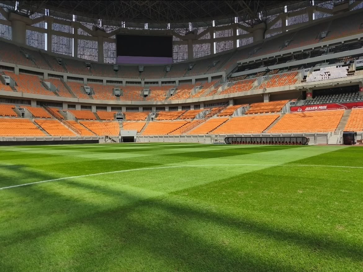 JktfootballN's tweet photo. Kiri tempat latihannya, Kanan stadionnya🏟️😅 https://t.co/4JNqJ7zuYq