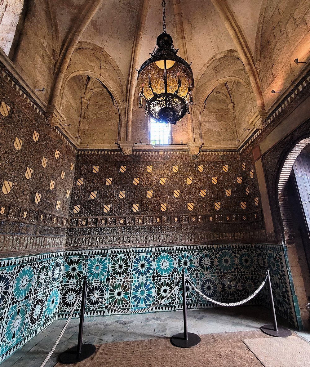 agartinez's tweet photo. Hoy os traigo la Capilla de San Bartolomé, en #Córdoba. Integrada en la Facultad de Filosofía y Letras, data de los siglos XIV y XV. Su estilo es #mudéjar, con unos alicatados que superan las reglas de la geometría y bóvedas impresionantes. 

Fotos de TripAdvisor/Jose2358 https://t.co/3fPOueDdi0