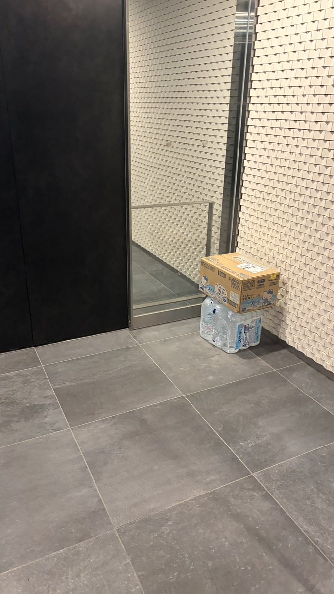 pharmacist_free's tweet photo. この置き配は斬新だw
玄関前でも、ここはエントランス前だね https://t.co/gjMUYCuwLm