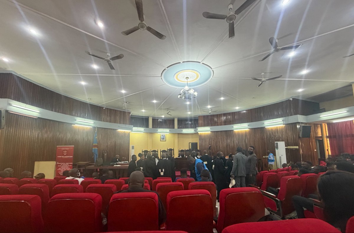 IsralMutombo11's tweet photo. #JUSTICE : Mutamba de nouveau devant la cour de cassation ; quelques médias bloqués de couvrir l'audience en l'occurrence Bosolo Télévision. 

C’est une nouvelle tournure qui s’ouvre dans l’affaire FRIVAO. L’ancien ministre de la Justice, Constant Mutamba, comparaît actuellement devant la cour de cassation. Le dossier concerne la  des fonds du Fonds de Réparation et d’Indemnisation des Victimes des activités illicites de l’Ouganda en RDC (FRIVAO), dont Mutamba reste impliqué.

Devant la cour de cassation, le parquet évoque plusieurs sommes détournées entre septembre 2024 et mars 2025 : près de 15 millions de dollars au profit d’une société, 4 millions de dollars au profit de l’Institut Congolais de Conservation de la Nature (ICCN), 200 000 dollars au profit d’une entité commerciale non clairement identifiée, ainsi que 1 024 000 dollars et 175 864,641 dollars au profit d’autres structures.

Par ailleurs, notre permanent à la cour de cassation n’a, jusqu’ici, aucun accès pour assurer la couverture de ce procès. Il nous informe également que plusieurs médias se trouvent dans les mêmes conditions.

La cour de cassation refuse tout accès. À l’intérieur, d’après nos informations, on retrouve notamment la RTNC, Actu30, TV5MONDE, France 24 et une télévision gabonaise.

En s’approchant des agents de l’ordre, ceux-ci déclarent recevoir l’ordre du Direcab du premier président de la cour de cassation.

Ce dossier, qui était déjà en instruction devant la cour d’appel, a été transmis à la cour de cassation pour compétence.
@PatrickMuyaya 
@Presidence_RDC