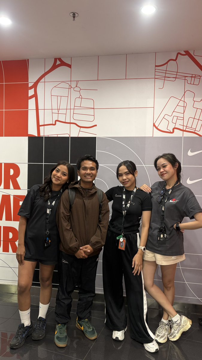 ditttdrman's tweet photo. Mereka kagett karena gua gak ngabarin kalau hari ini last day 🙂. Makasih yaa team… https://t.co/bIeBWN90eL